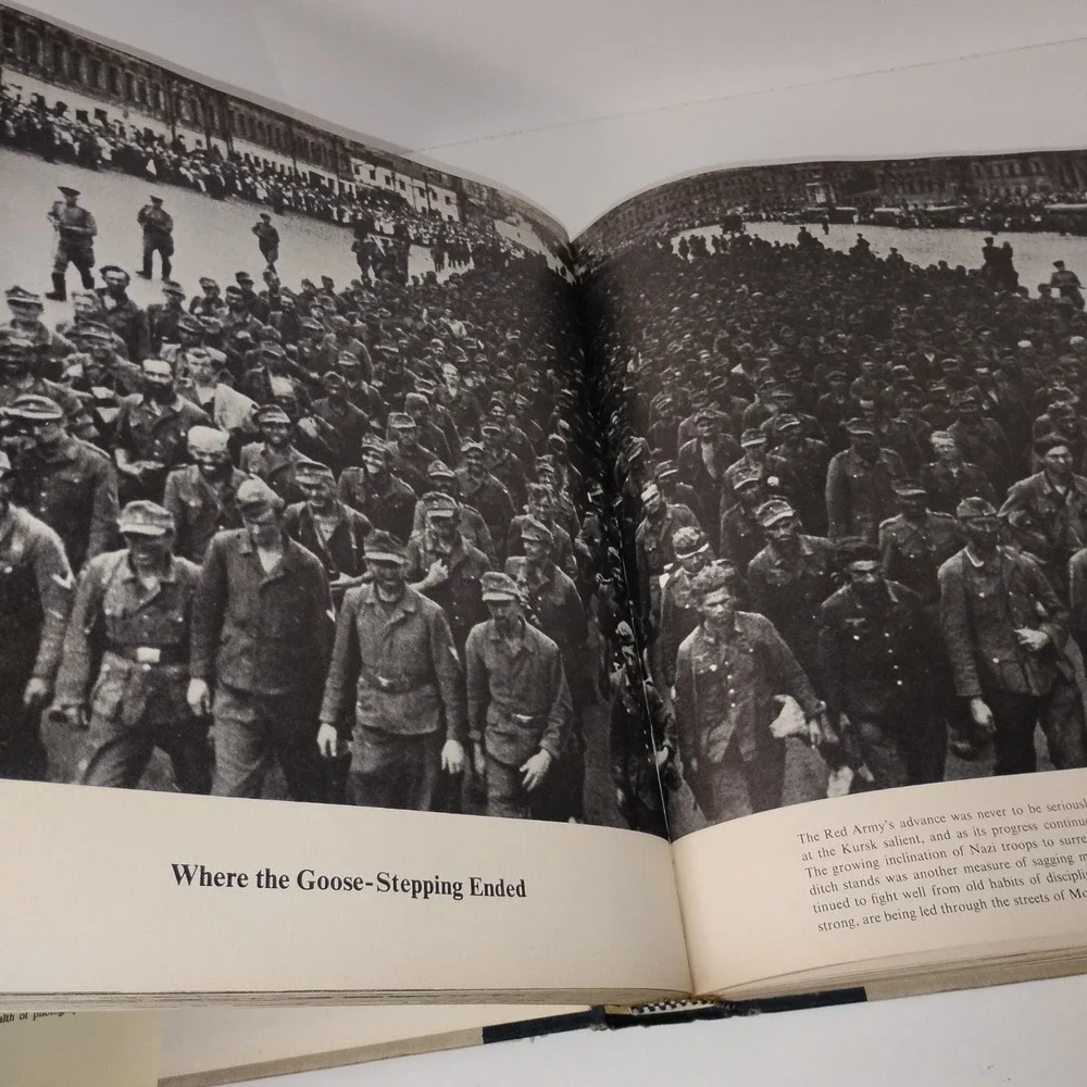 American Heritage Picture History of WWII‎ by Sulzberger ( 1966 )